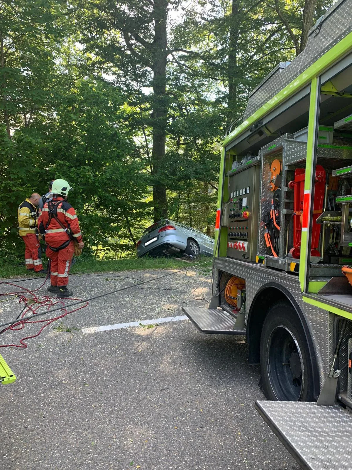 img-20200603-wa0004_preview Eine Frau kam am Mittwochvormittag auf der Girenbadstrasse von der Fahrbahn ab., Die Lenkerin und ihr Auto wurden von der Feuerwehr geborgen., Das Auto wurde danach abgeschleppt., Die Girenbadstrasse war für rund drei Stunden gesperrt., Die Kantonspolizei ermittelt derzeit, wie es zum Selbstunfall kam.