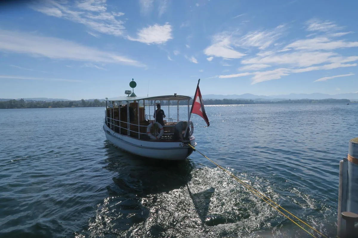 img_7264-1_preview Das Kursschiff «Heimat» musste am Freitag zeigen, wie viel Kraft in ihm steckt. , Das Schiff wurde für einen Test mit Seilen am Steg befestigt., Eingeklinkt wurde eine Zugwaage und die brachte es zutage: Die «Heimat» hat eine Zugkraft von 450 Kilo., Die Tests sollen aufzeigen, wie stark der geplante Elektromotor ausgelegt werden muss., Thomas Wicki von der Mosway Electronics GmbH prüft den Dieselmotor der «Heimat».