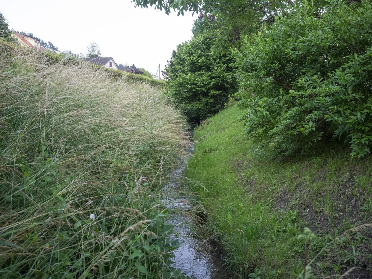 p6160398_preview Normalerweise plätschert der Turbenthaler Chämibach ruhig vor sich hin., Doch von dem Gewässer kann bei Hochwasser grosse Gefahr ausgehen., In den Wohnquartieren fliesst der Bach dicht entlang der Häuser., Und unterquert wichtige Strassen.