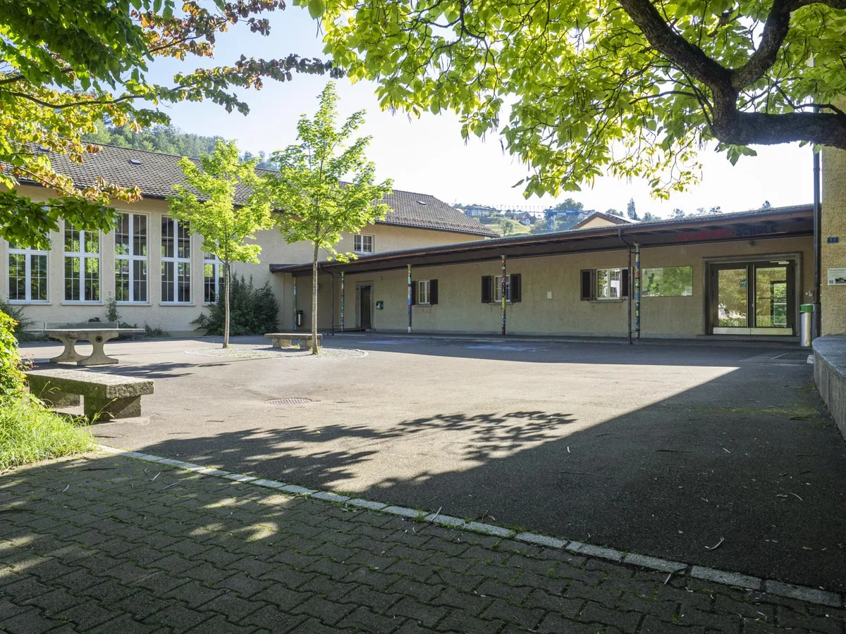 p6240438_preview Der Pausenplatz beim Baumer Sekundarschulhaus ist in die Jahre gekommen., Nun hat der Gemeinderat entschieden, ihn sanieren zu lassen.