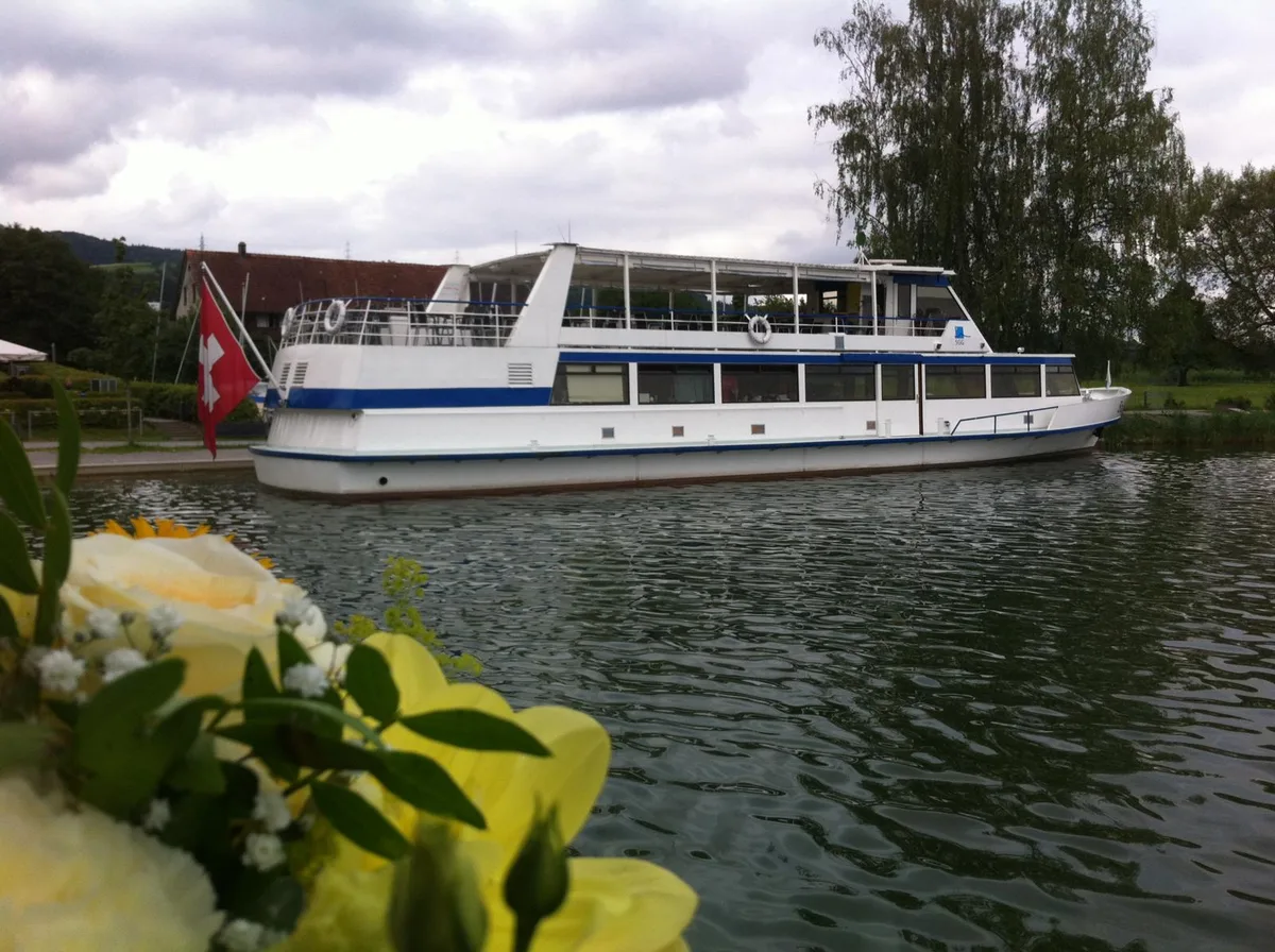 pr_gw_r2_sgg_preview Rund 30 Gäste gingen zum Nach-Corona-Saisonstart auf der MS Stadt Uster frühstücken., Gähnende Leere über Mittag im Ustermer «Nooch», Erst einmal ist nur die halbe Klasse anwesend: Musikunterricht von Lehrer Raffael Schwalt an der Kanti Uster., Zarina Berger (l.) und Julia Flüeler sind erstmals seit drei Monaten wieder auf dem Weg zur Schule in Wetzikon. , Nicht viele wagten den Sprung ins Wasser (Foto: Seraina Boner), Ein Stück Normalität ist zurückgekehrt: Besucher im Kinderzoo Rapperswil (Foto: Seraina Boner), Die Gäste an der «Lock-up-Party» in Pfäffikon waren sichtlich erfreut über die neuen Lockerungen und feierten unbeschwert., Zoodirektor Franco Knie senior sagt: «Die Leute wollen uns unterstützen.» , Am Morgen standen die Leute bereits vor der Eröffnung des Knies Kinderzoo in Rapperswil Schlange., Trotz des Regens besuchten auch tagsüber einige Tierfans den Zoo., Videospiele statt Filme: Die Betreiber des Kino Palace in Wetzikon haben die Säle zu Spielhöllen umfunktioniert., Sind froh, wieder einmal etwas unternehmen zu können: Oliver und Levi haben Freude am leeren Becken in der Badi Meierwiesen., Die Betriebsleiterin der Badi Pfäffikon hat sich sehr auf die Wiedereröffnung gefreut. Doch das Wetter lässt zu wünschen übrig., Die Badi Pfäffikon ist am Tag der Wiederöffnung schlecht besucht: 34 Leute sind bis am Mittag vorbei gekommen., Regen über dem Oberland: Just am Tag der dritten Öffnungswelle spielt das Wetter nicht mit.