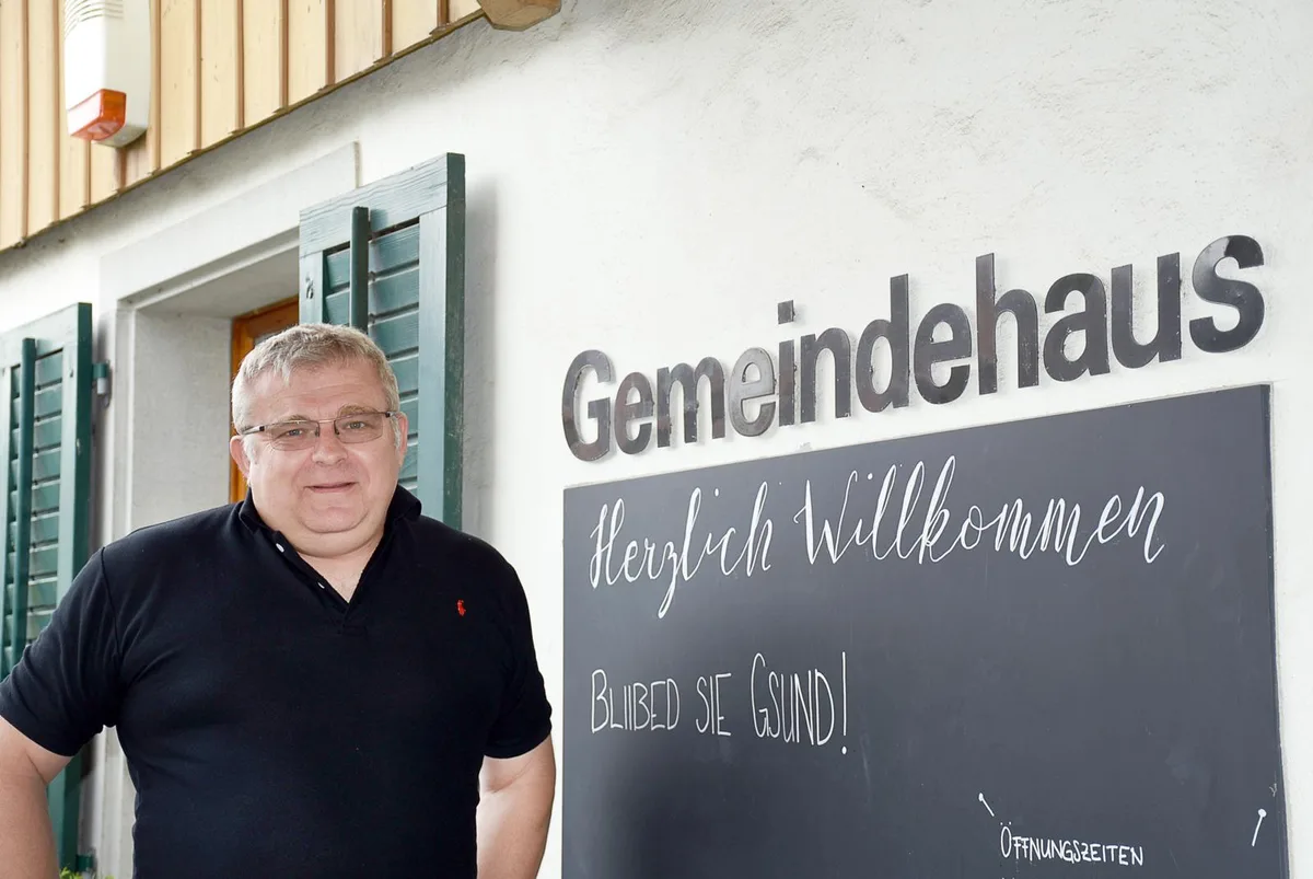 peter%20leemann_gs%20schlatt_1_preview Peter Leemann vor dem Gemeindehaus Schlatt, wo er seit 16 Jahren arbeitet.
