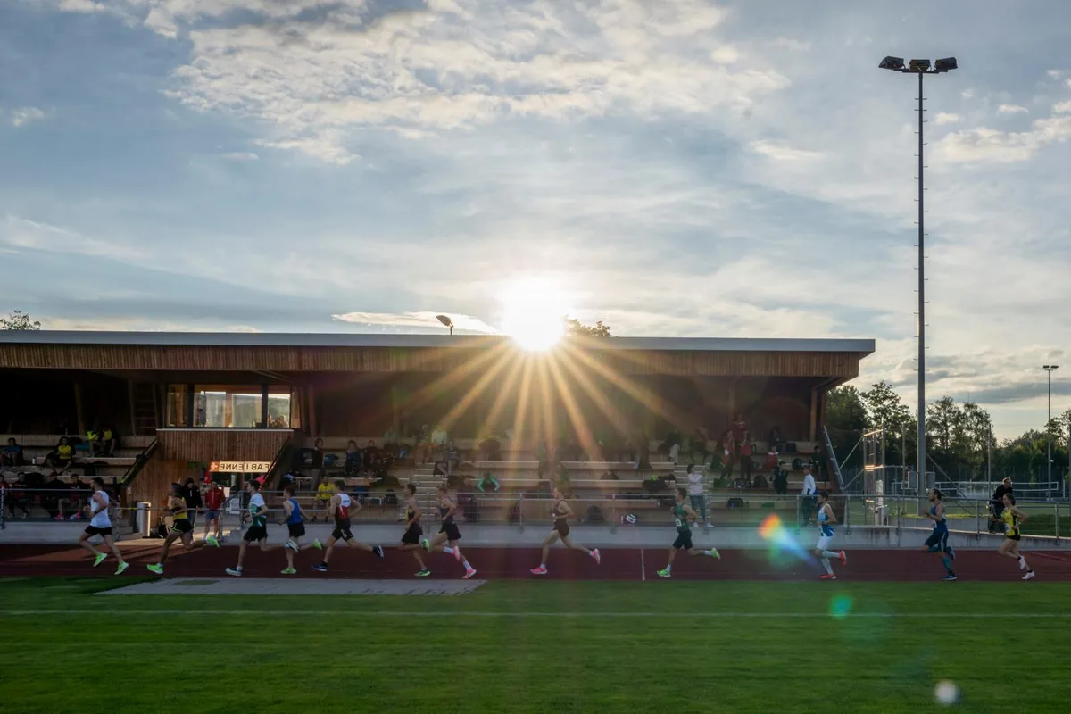 sport_16062020_lameeting_crm_18_preview Gut 160 Teilnehmer nutzen die Startgelegenheit am Meeting in Wetzikon., Für Fabienne Schlumpf war es ein Heimspiel., Die Wetzikerin wollte in erster Linie Spass haben., Das sei ihr gelungen, obschon man ihr es nicht immer angesehen habe., Ausgepumpt: LC-Uster-Läufer Eric Rüttimann sorgte für einen packenden Finish.