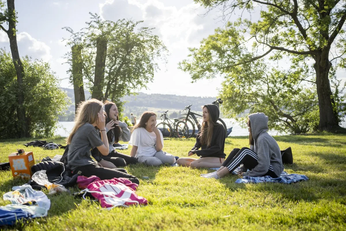 uster_30052020_corona_crm_4_preview Jugendliche geniessen die Lockerungen am Greifensee bei Niederuster Ende Mai.
