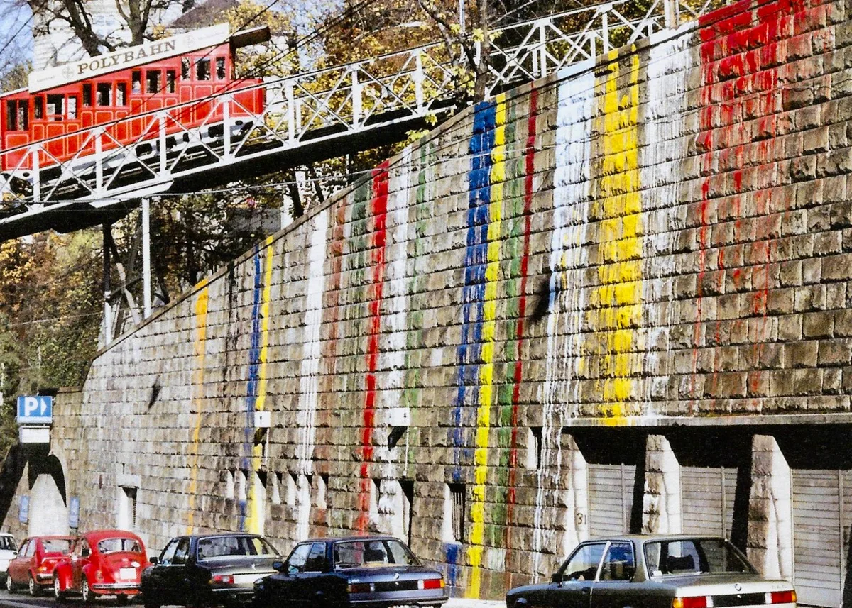 z%c3%bcribrennt1_preview Nacht- und Nebelaktion am Zürcher Central: Nicolas Lindt und seine Mitstreiter leerten Farbe über die graue Mauer., Die Bewegung hielt Zürich ab dem 30. Mai 1980, dem Datum des Opernhauskrawalls, im Ausnahmezustand., Nicolas Lindt, damals 26-jährig, war Teil der Bewegung und schrieb ein Buch, das diese dokumentierte.