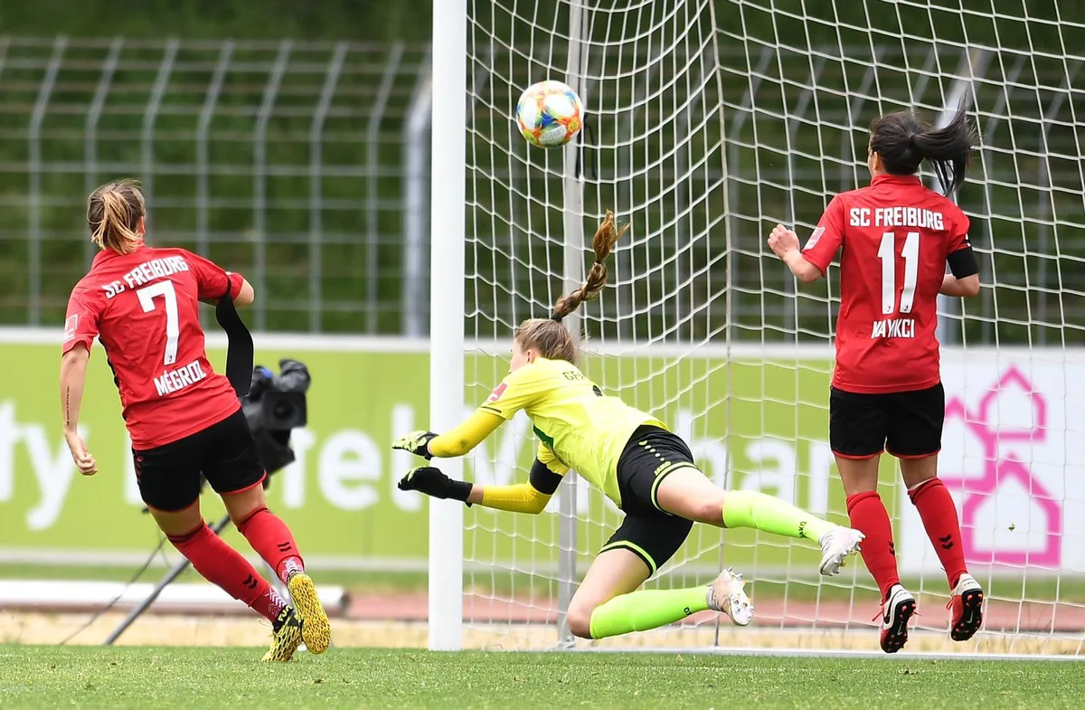 megroz2_preview Naomi Mégroz (in blau) wurde in der ersten Saisonhälfte bisher nur eingewechselt., Von Corona gestoppt: Naomi Mégroz aus Greifensee., Naomi Mégroz wechselte im Sommer 2019 zum SC Freiburg.
