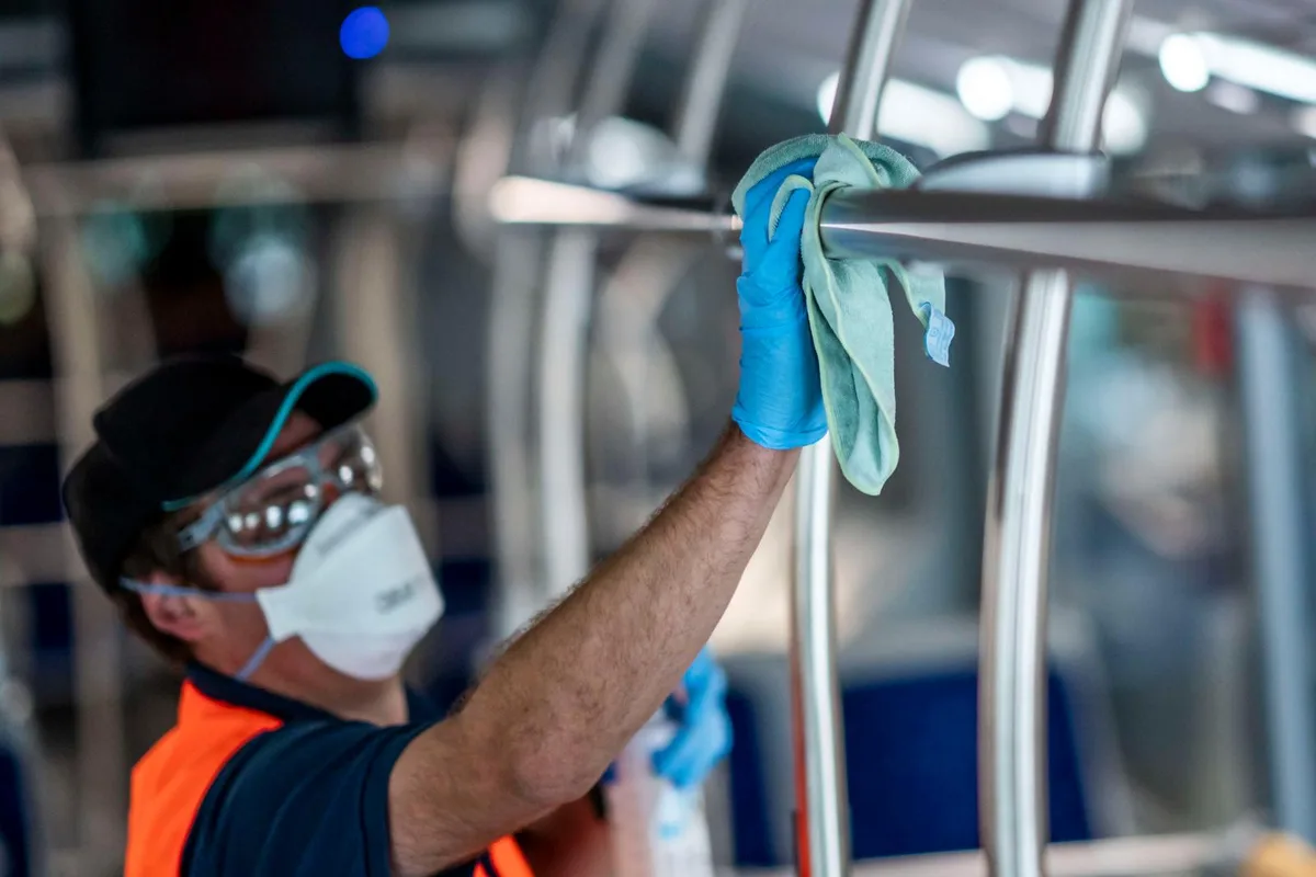 vzo_reinigung_christian_merz_2_s_preview Die 100 VZO-Busse werden im Depot gründlich gereinigt. , Besonderes Augenmerk gilt den Kontaktflächen wie Türknöpfen und Haltestangen., Nachdem die Fahrgastzahlen um rund 70 Prozent eingebrochen sind, erwartet die VZO nun wieder mehr Fahrgäste.