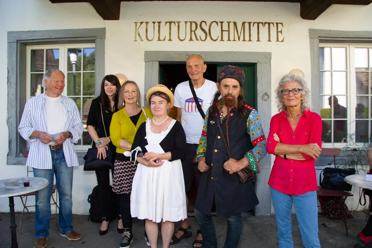 106a2011_preview Charly Bühler, Sophie Graff, Evelyne Cantieni, Isabel Huttner, Duri Galler, Erwin Schatzmann und Ulla Rohr zeigen ihre Werke., Verantwortlich für die Ausstellung in der Kulturschmitte sind Tibor von Meiss und Nathalie Buchli., Erwin Schatzmann zeigt, was in kleinem Format alles möglich ist., So zum Beispiel seine Skulptur «Hand & Herz» …, … oder der «Besen»., Von Sophie Graff gibt es in der Ausstellung Bilder …, die sie auf kleine Fläche gezaubert hat., Auch Ulla Rohr …, … und Charly Bühler präsentieren Bilder in Kleinformat., Den Besuchern gefällts. , Den Besuchern gefällts. , Den Besuchern gefällts. , An der Vernissage gab es einen Apéro …, … mit musikalischer Umrahmung., Isabel Huttner (rechts) zusammen mit einer Besucherin.