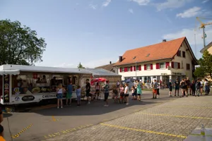 106a2186_preview_0 Wer einen Käsekebab am Take-Away ergattern wollte, musste Wartezeiten in Kauf nehmen., Cheebab-Produzent Roland Rüegg mit seinem Geschäftspartner Veysel Gülöz, der die Cheebabs verkaufte., Der Cheebab ist ein Kebab-Spiess, der aus einer Art Grillkäse besteht., Viele schlugen am Take-Away-Stand zu., Der Cheebab fand bei den Wildbergern Anklang., Wer nicht in der Schlange stehen wollte, konnte sich im Festzelt mit einem Cheebab bedienen lassen., Dort sorgte Winti Sepp für gute Stimmung., Im Neubau der Käserei wird der Cheebab bald hergestellt., Jakob Graf von der Milchgenossenschaft Wildberg-Ehrikon ist mit dem Baufortschritt zufrieden.