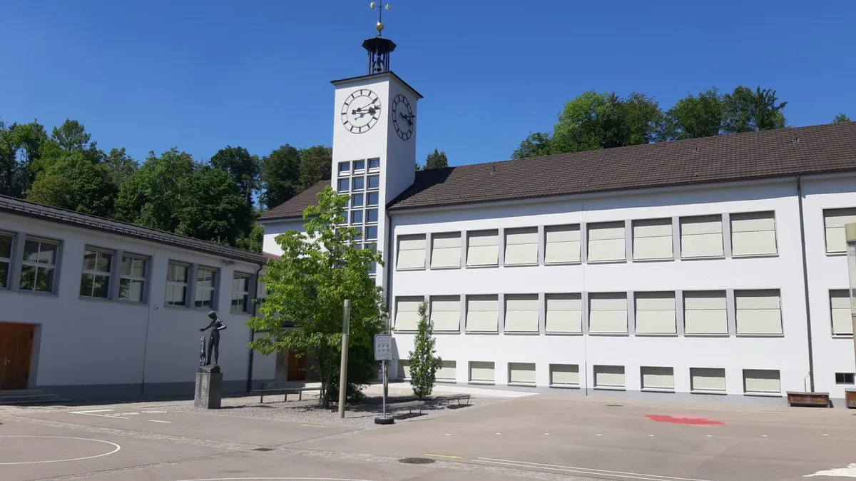 20200517_151131_preview Für den freien Sitz kommt es zur Kampfwahl. Im Bild das Primarschulhaus Hirsgarten in Rikon., Matthias Sönnichsen tritt per Ende Juli zurück.