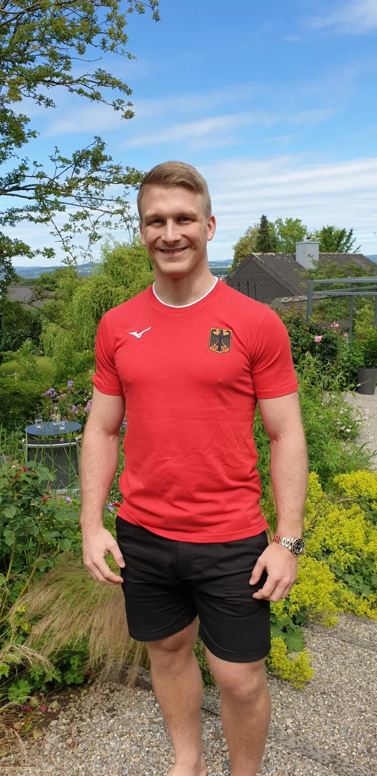 Mit dem T-Shirt des Deutschen Judo-Bundes: Simon Schnell im heimischen Garten.