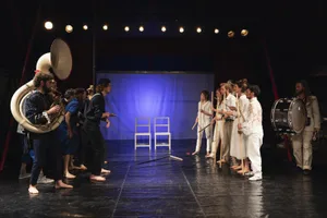 2020_pipistrello_show-58_preview In «Wir nicht! Sie auch.» stehen sich zwei verfeindete Gruppen gegenüber. Ein Happy End gibt es trotzdem., Das neue Programm präsentierte der Circolino am Mittwochabend zum ersten Mal in Rikon., Die Corona-Regeln machen auch vor dem Circolino nicht halt., Vor der Vorführung gaben die Pipistrelli einige Musikstücke zum Besten., Das Publikum lauschte.