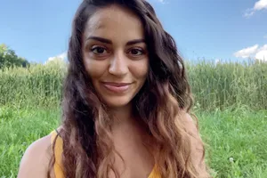 abassiarahmani_hautnah_preview Die Wilemerin Abassia Rahmani macht in der neuen SRF-Serie «Hautnah» mit., Dafür filmt sie sich selbst im Alltag. Ob in der Küche,... , ... oder beim Einkaufen., Auch ihre Essgewohnheiten hält sie in einem Video fest., Selbst bei einer Spitzensportlerin gibt es Ausnahmen: zum Beispiel ein Stück Schokoladenmousse-Torte., Bei den Paralympics 2016 belegte Abassia Rahmani den 4. Rang im 200-Meter-Rennen.