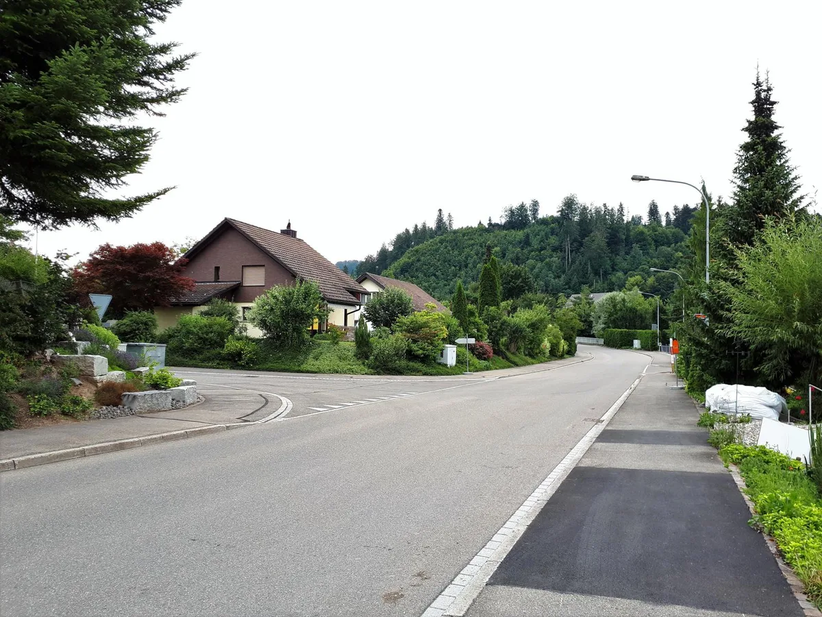 altlandenbergstrasse_einlenker_preview Auf Höhe des Einlenkers der Husacherstrasse (links) in die Altlandenbergstrasse fahren viele Autofahrer zu schnell.