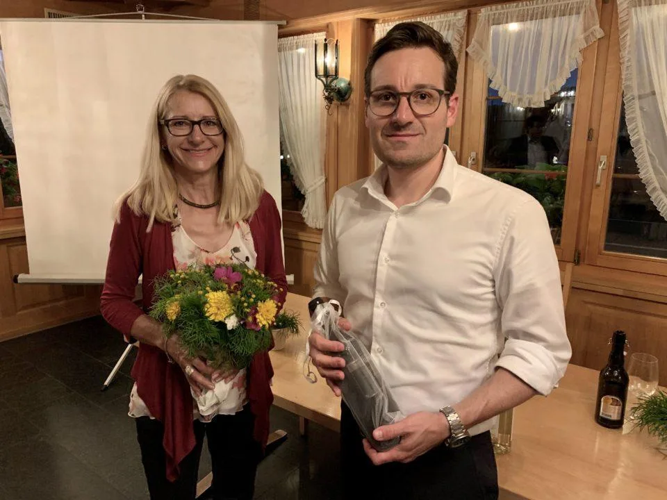 dv_schlaepfer_weidmann-960x720_preview Tobias Weidmann (rechts) übernimmt das Präsidium der Bezirkspartei von Theres Schläpfer.