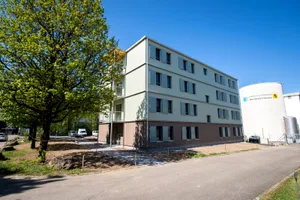 fehraltorf_23042020_asylunterkunft_sbo_1_preview Weder raus noch rein: Die Bewohner des temporären Wohnbaus an der Undermülistrasse dürfen das Haus nicht verlassen.