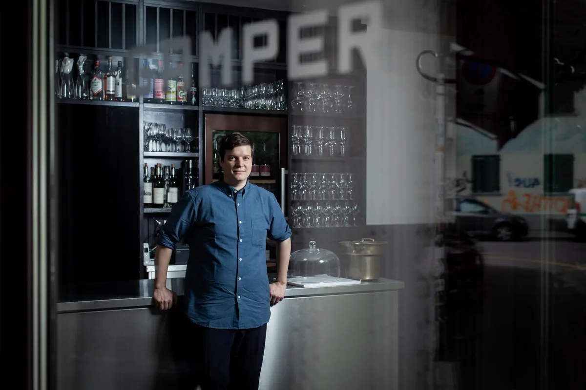 hinwil_06072020_gamper_crm_7_preview Marius Frehner ist in Russikon aufgewachsen und in Wetzikon zur Schule gegangen., Nach einer Kochlehre vermittelt ihm sein damaliger Chef eine Stelle im legendären Restaurant «Celler de Can Roca»., Mittlerweile hat er sich mit einem eigenen Restaurant in Zürich etabliert.