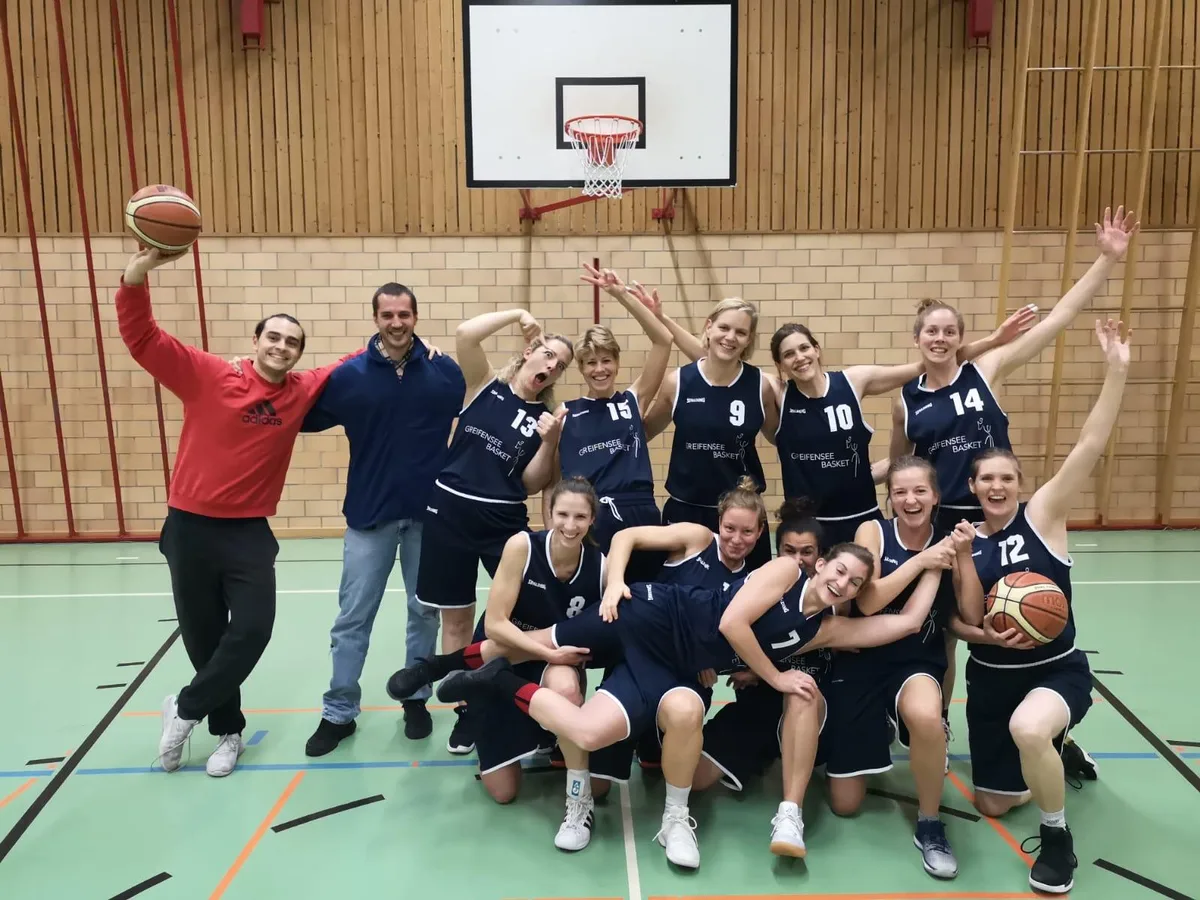 img-20181126-wa0008_preview_0 Bei den Frauen von Greifensee Basket kommt selbst beim Anfertigen des Teamfotos der Spass nicht zu kurz. , Die neue Präsidentin von Greifensee Basket: Gabriella Carnevale., Einschwören vor dem Training: Die Frauen von Greifensee Basket., Mit einem grösseren Kader könnte auch das Training variabler gestaltet werden.