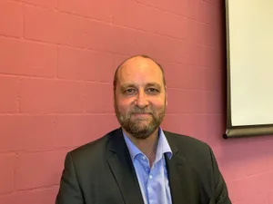 img_5561_preview Astra-Direktor Jürg Röthlisberger rechnet damit, dass die Oberlandautobahn bis 2038 gebaut sein sollte., Die Verzweigung Ottikon, die in der Richtplanvariante vorgesehen ist, wird technisch eine knifflige Sache. , Auf der Karte sind die beiden Varianten zu sehen, die nun vom Bund weiterverfolgt werden., In Oberuster endet heute die Autobahn ..., ... und findet erst bei Kreisel Betzholz seine Fortsetzung, dazwischen: die Lücke.