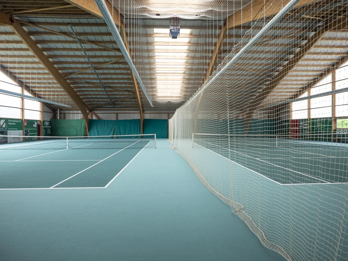 p6290470_preview Auf den beiden Tennisplätzen in der Wilemer Halle dürfen sich die Spieler wieder austoben., Auch die Squashplätze sind wieder zugänglich., Denn seit dem 6. Juni ist die Tennis- und Squashhalle wieder normal in Betrieb., Doch es gelten weiterhin die Distanz- und Hygieneregeln.