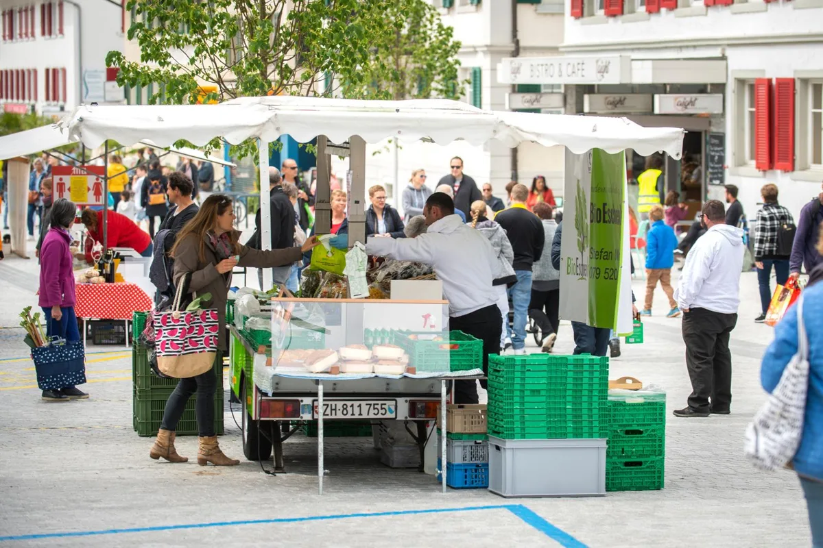 Der Wochenmarkt auf der Pfäffiker Seestrasse soll in Zukunft grösser werden.