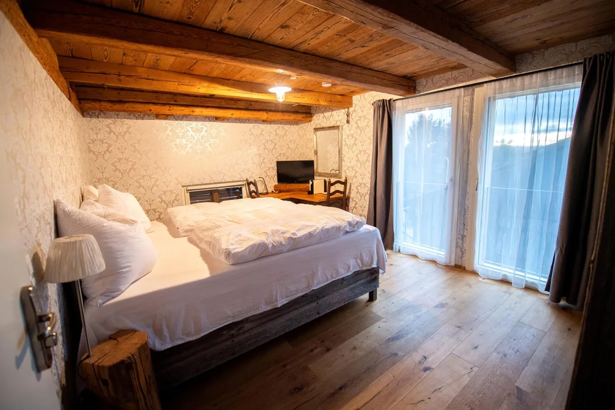 Seit der Aufhebung des Lockdown trudeln bei vielen Airbnb-Gastgebern in der Region wieder mehr Gäste ein., Karin Kesslers «Buntekatze» in Russikon ist wieder sehr gefragt, nachdem im Frühjahr die Zimmer zwischenzeitlich leer blieben., Das Studio im Landhausstil, das die Familie Graf aus Uster anbietet, erfreut sich derzeit ebenfalls grosser Beliebtheit., Das ausgeschriebene Zimmer von Anne Peer und Stanley Saladin in Illnau ist wieder regelmässig besetzt., Bei Isabell Zwick in Ebmatingen ist das Zimmer in letzter Zeit hingegen etwas weniger besetzt als sonst., In diesem historischen Gebäude in Hinwil haben die Rüeggs erst kürzlich ein Zimmer ausgeschrieben - in einem ungünstigen Moment., Das Ehepaar Wälty hat das Wohnstudio in Wetzikon im Frühjahr nicht angeboten. Bis im November empfängt es wieder einige Gäste.