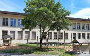 spielplatz2_preview Spielen verboten: Der Spielplatz beim Schulhaus Kollbrunn ist abgesperrt.