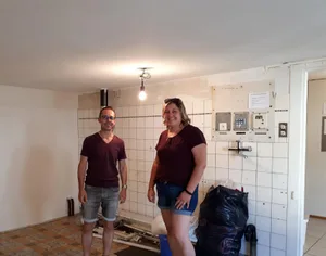 umbau3_preview Ueli Winterhalter und Alexandra Rüegg in den neuen Räumlichkeiten des Jugendkafi. Es gibt noch viel zu tun., Damit der Umbau klappt, müssen freiwillige Helfer an die Arbeit., Im September soll die neue «Werchstatt» eröffnet werden.