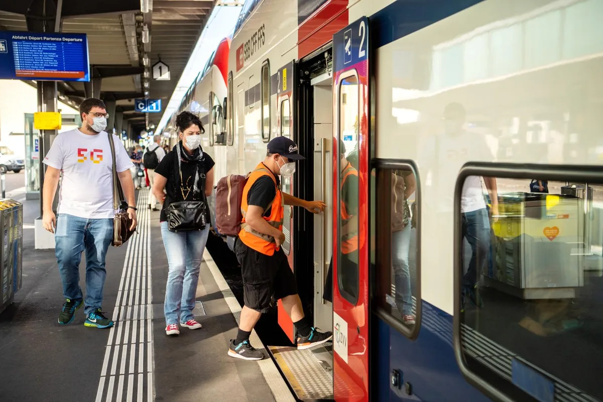 uster_06072020_maskenpflicht_sbo_3_preview Seit heute tragen an den Bahnhöfen fast alle Menschen eine Maske., An den meisten Orten wird die neue Regel gut eingehalten., Ans Tragen einer Schutzmaske müssen sich aber viele noch gewöhnen.