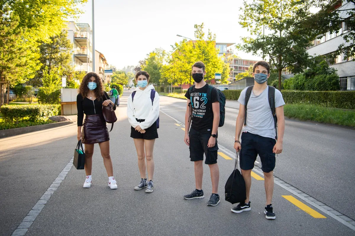 uster_09072020_maskenschueler_sbo_2_preview Diese Ustermer Kantischüler tragen vorbildlich eine Maske. Doch nicht alle Jungen nehmen die Vorsichtsmassnahmen so ernst.