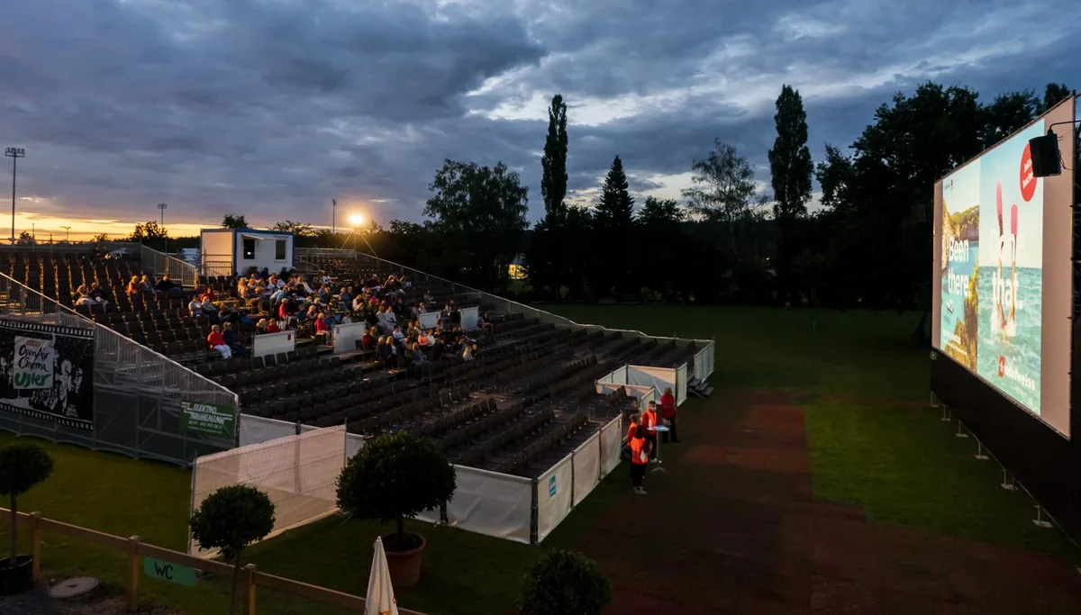 Rund 100 Besucher waren ins Open-Air-Kino gekommen., Die Zuschauer waren in Sektoren unterteilt., Am Freitag wurde der Film «Bohemian Rhapsody» gezeigt.