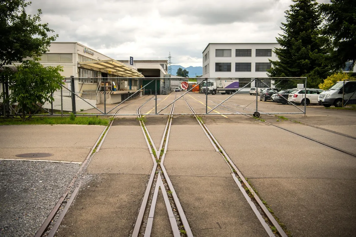 wolfhausen_02072020_stammgleis_sbo_10_preview Da das Stammgleis durch ein Firmenareal führt, will der Gemeinderat jenen Teil der Firma verkaufen., Allerdings würde damit die gesamte Strecke unterbrochen und wäre nicht mehr befahrbar - dagegen wehren sich Bubiker Initianten.