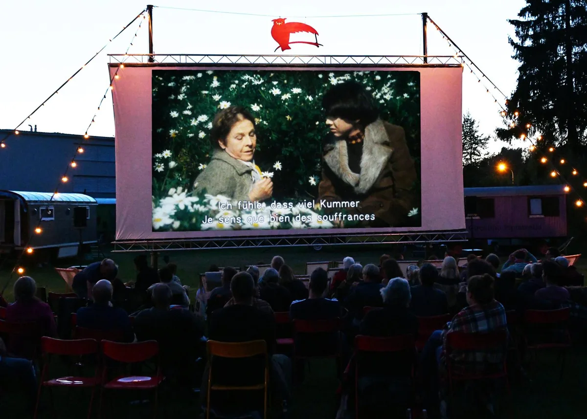 _weu_6883_preview Im Schöntalkino wurde am Donnerstag der Film «Harold and Maude» gezeigt., Filmtechiker Manuel Lindt war gefordert., Der Filmprojektor hat bereits etliche Jahre hinter sich und spult Filme mit 35 mm ab., Besucherin Sonja Müller-Meier brachte einen Kuchen mit., Musiker des Circolino Pipistrelli spielten einige Stücke., Die Stimmung unter den Besuchern war gut., Die Stimmung unter den Besuchern war gut., Die Stimmung unter den Besuchern war gut., Die Stimmung unter den Besuchern war gut.