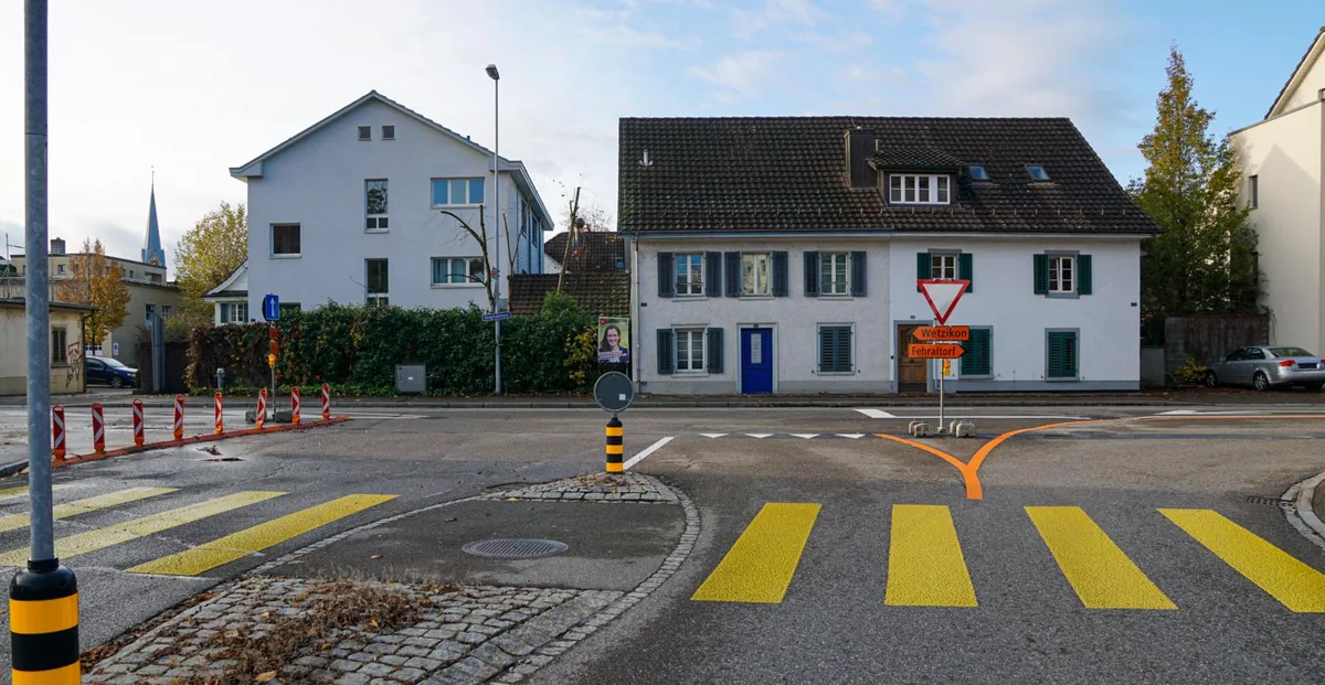 09_einbahnregime%20%20pf%c3%a4ffikon_preview Letztes Jahr testete Pfäffikon ein Einbahnregime., Gleichzeitig hatte die Möglichkeit, an einer Umfrage teilzunehmen., Die Gemeinde will das Projekt nun nicht weiterfolgen - der Rückhalt sei zu tief.