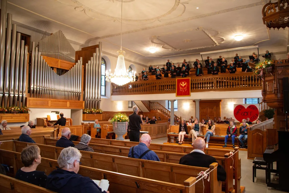 106a0259_preview Etwa 150 Personen haben am Festgottesdienst zum Kirchenjubiläum teilgenommen., Pfarrer Stefan Kunz war für die Organisation verantwortlich., Zur Feier des Tages durften auch Gesang..., ... und Musik nicht fehlen., Die beiden Pfarrer Willi Honegger und Daniel Kunz., Die Querkirche in Bauma wurde vor 250 Jahren eingeweiht., Im Anschluss traf man sich zum Chilekafi., Im Anschluss traf man sich zum Chilekafi., Im Anschluss traf man sich zum Chilekafi., Im Anschluss traf man sich zum Chilekafi., Im Anschluss traf man sich zum Chilekafi., Im Anschluss traf man sich zum Chilekafi.