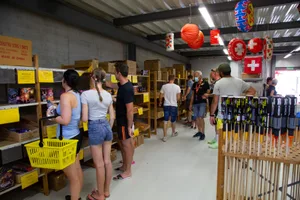 106a2201_preview Wer die Wahl hat, hat die Qual ... Kunden suchen sich das passende Feuerwerk für den 1. August., Die Anzahl Kunden im Geschäft war begrenzt. So kam es zu keinem Gedränge. Auch nicht an der Kasse., Raketen waren dieses Jahr sehr beliebt., Das Verkaufspersonal schützte sich mit Hygienemasken und Plexiglasscheiben., Die Hygieneregeln mussten eingehalten werden. Dazu gehört die Händedesinfektion vor dem Betreten des Ladens., Der Andrang am 1. August war gross.