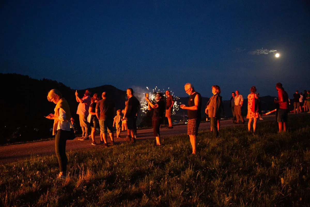 1.-August-Feiern sind in der Region eine Rarität. Viele Gemeinden haben die Feiern im letzten Moment abgesagt., In Wila war die Vorfreude auf die Feier mit Händen zu greifen., Die Organisatoren um Christoph Pohl hatten das Festgelände Hofwis liebevoll dekoriert..., Auch ein Höhenfeuer gab es zu sehen. , Langezeit hatte auch der Wilemer Gemeindepräsident Hans-Peter Meier mit einer Absage geliebäugelt., Am Ende habe man sich dagegen entschieden, weil «die Feier bei der Bevölkerung einen hohen Stellenwert hat»., Das Vertrauen in die Bevölkerung zahlten sie zurück in dem sie sich an die Hygiene-Bestimmungen hielten., Eine Hiobsbotschaft gab es trotzdem bereits am Freitag. Festredner Bruno Keller hatte kurzfristig abgesagt., Dies weil sich die aktuelle Corona-Lage zugespitzt hatte., Die Feierlichkeiten liessen sich die Wilemer durch die fehlende Festrede nicht kaputt machen.