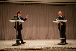 106a9995-1_preview An der Podiumsdiskussion im Engelburg-Saal nahmen Roger Köppel und Hans-Ulrich Bigler teil., Nationalrat Roger Köppel nahm dabei eine Doppelrolle auf sich: Er war Moderator und Befürworter zugleich., Der ehemalige FDP-Nationalrat Hans-Ulrich Bigler sprach sie gegen die Begrenzungsinitiative aus., Die Podiumsdiskusion war geprägt von längeren Voten der beiden Politiker.