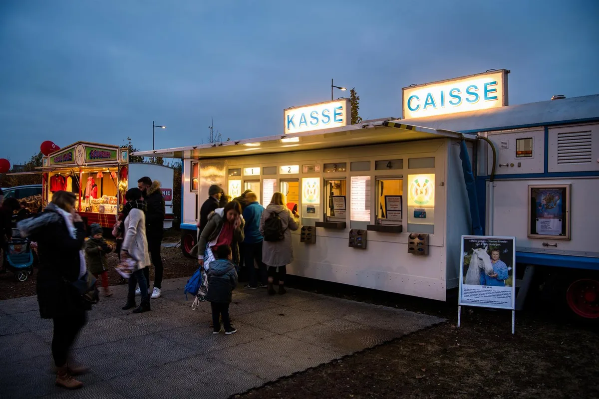 Am Freitag startet der Vorverkauf für die verkürzte Tournee des Zirkus Knie., Besonders in diesem Jahr: Auf dem Zirkusgelände gilt eine Maskenpflicht.