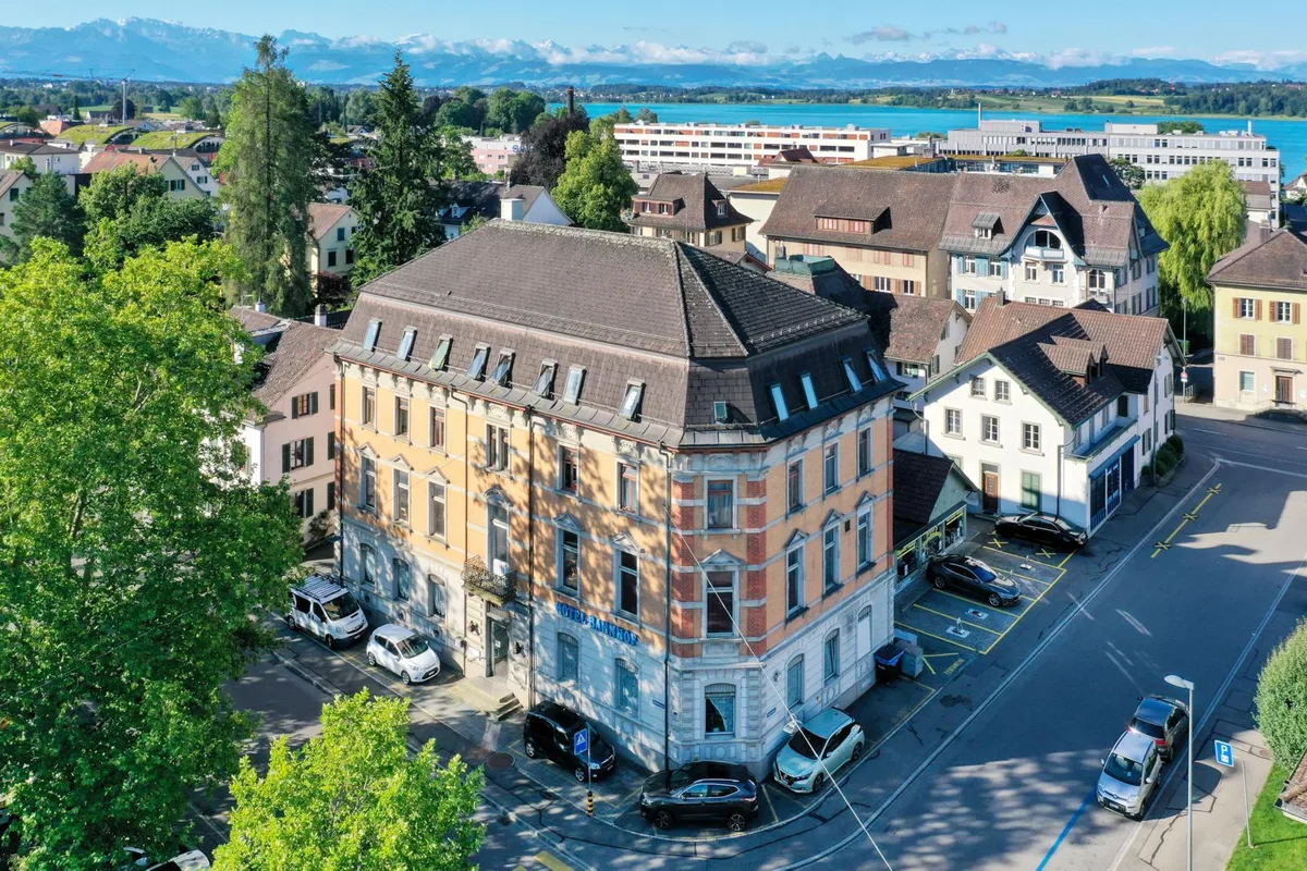 9066192_lu08_preview Das einstige Hotel Bahnhof Pfäffikon ist auch einer der Standorte der Sozialwerke von Pfarrer Sieber., Nun wurde für das Gebäude ein Käufer gefunden.