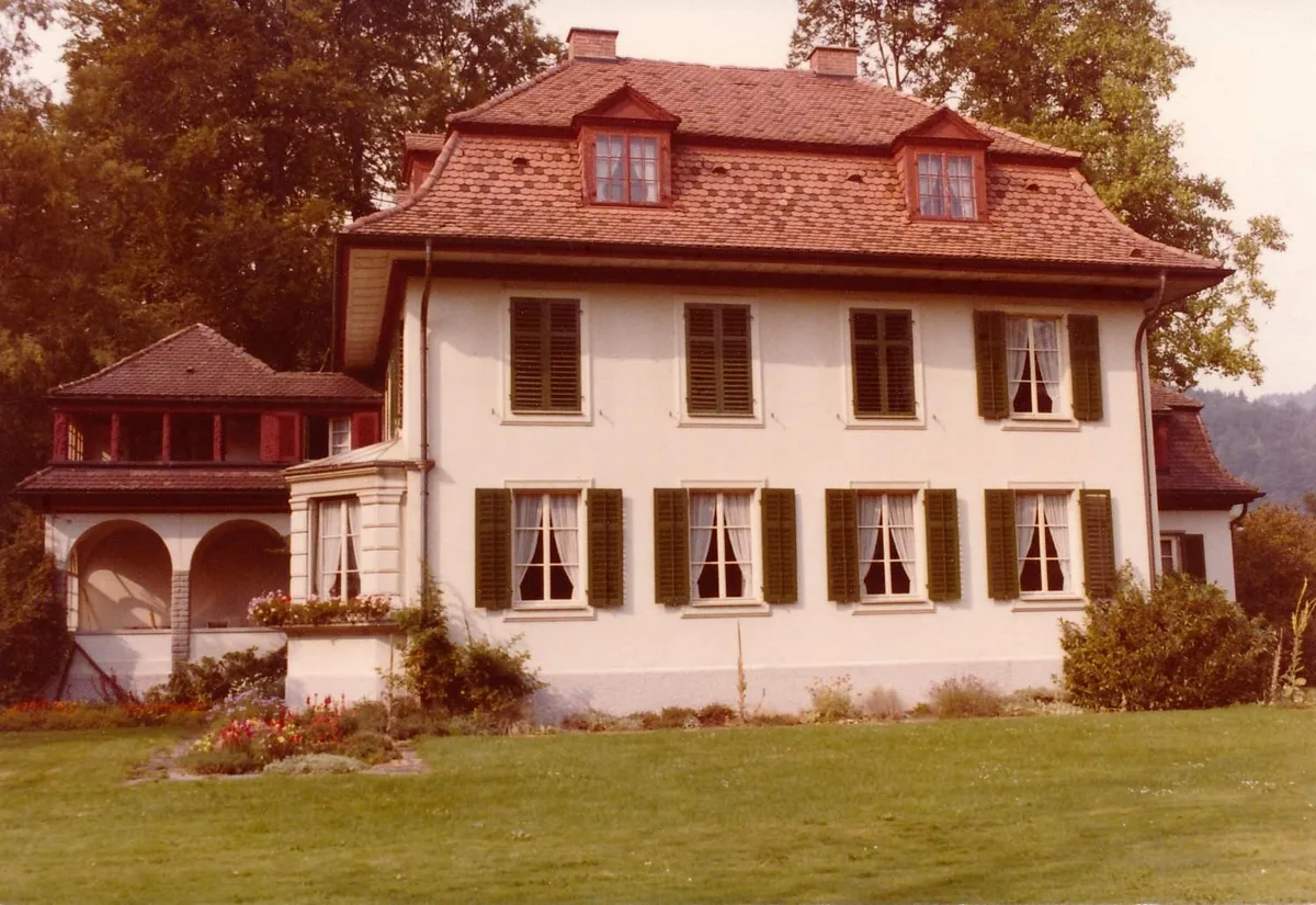 die%20villa%20im%20jahre%201979%20von%20der%20t%c3%b6sstalstrasse%20aus%20gesehen_preview Im Bollerguet fand man einst eine Fabrikantenvilla., Heute stehen dort Mehrfamilienhäuser., Viktor Boller arbeitete die Geschichte des Hauses und des Grundstückes auf., Abseits der Überbauung findet man heute noch den Gartenpavillon.