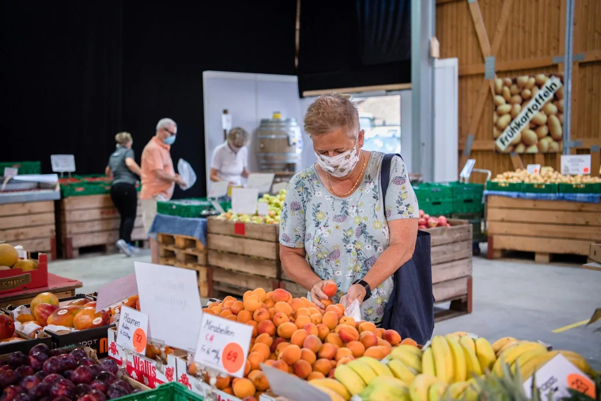 effretikon_27082020_hofladen_sbo_5_preview Auf dem Effretiker Hofmärt sieht man Masken in allen Farben und Formen - teils passend zum ländlichen Thema., Die klassische Wegwerfmaske fristet dort eher ein Mauerblümchendasein., Im Illuster in Uster indes prägt sie das Bild deutlich stärker., Die Menschen tragen hier teils gar im Restaurant Maske - wo sie gar nicht müssten., Oder auf der Rolltreppe., Eine Tafel weist Migros-Kunden auf die Maskenpflicht hin. Vergesslichen hilft der Kundendienst., Maske tragen in der Bäckerei: Bei Steiner Beck in Fehraltorf gibts ein Warnschild vor der Tür.