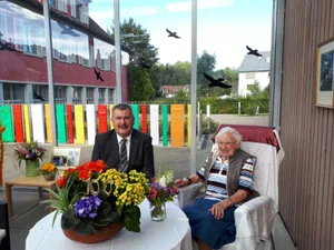 geburtstag1_preview Geburtstagskind Frieda Siegfried erhielt Besuch vom Gemeindepräsidenten Georg Brunner., Auch Annette Kahlen, Gesamtleiterin des Gehörlosendorfs, gratulierte der Bewohnerin., Georg Brunner verewigt sich auf dem Plakat.
