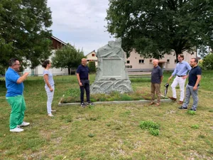 img_7716_preview Das Ustertagkomitee (links vom Stein Obmann Werner Egli) hat entschieden: keine Feier, nur Gedenktreffen. , Eine zeitgenössische Darstellung des Ustertages am 22. November 1830 auf dem Zimiker mit Blick auf die neue Kirche. , Bis zu 12'000 Landschäftler sollen 1830 in Uster zusammengekommen sein.