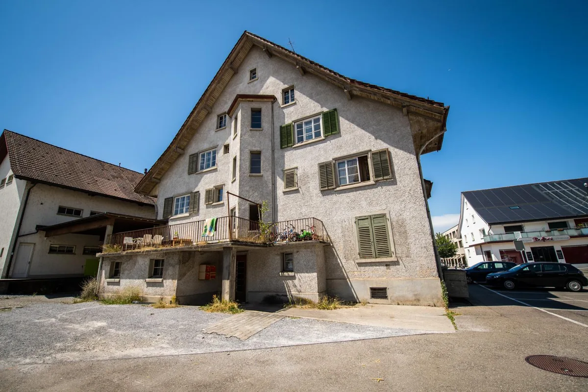 illnau_01072019_landihaus_sbo_3_preview Der Abstimmungskampf um das Illnauer Landihaus geht weiter., Nun meldet sich der Heimatschutz zu Wort., Präsident Martin Killias stellt einen Rekurs in Aussicht, würde das Landihaus aus dem Schutzinventar entlassen., Dies, auch wenn sich das Volk an der Urne für einen Neubau entschieden haben sollte., Bei den Bürgerlichen, wie Stefan Eichenberger (FDP) sorgt indes nicht nur die Aussicht auf einen Rekurs für rote Köpfe.