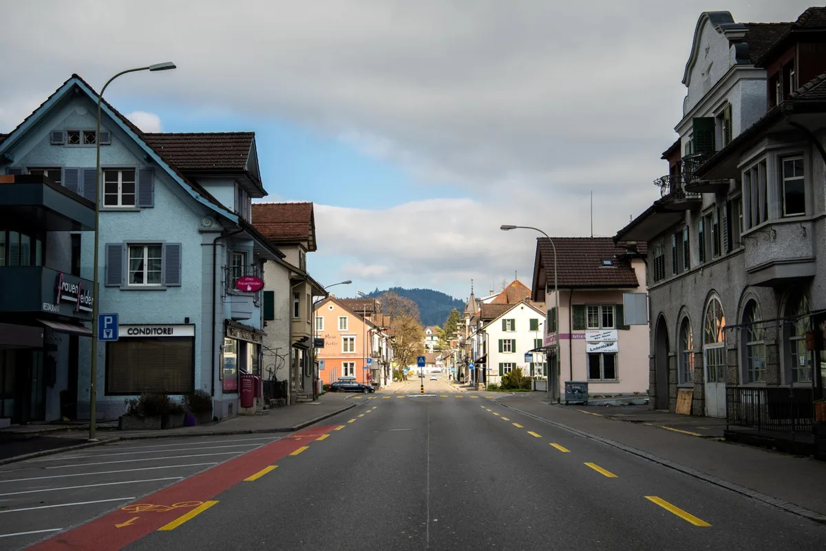 oberland_22032020_oberlandcoronarepo_sbo_30_preview Auf der Bahnhofstrasse in Wetzikon kam es zu einer Kollision zwischen einer Fussgängerin und einem Motorradfahrer.