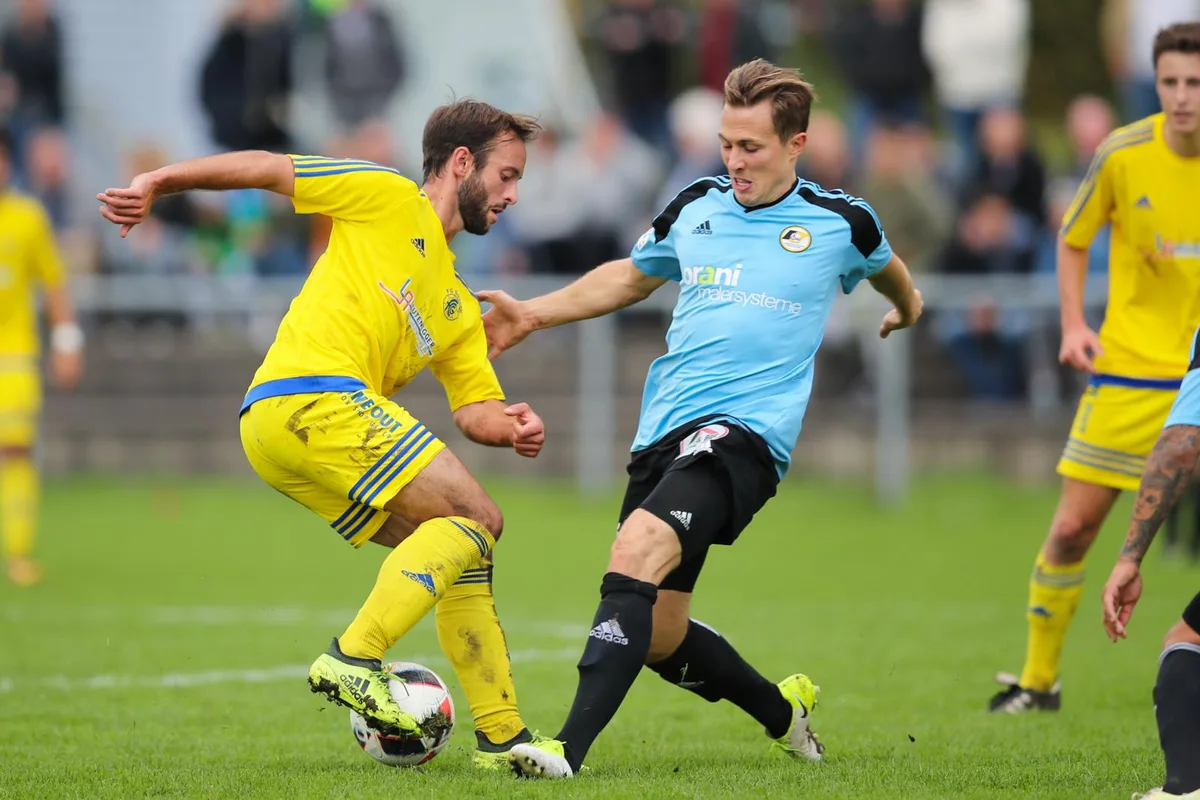 sport_01102017_fussballgossauwetzikon_dku__18__preview Einer der wenigen verbliebenen Wetziker Routiniers: Lukas Huber (in blau)., Vor seiner dritten Saison als Trainer des FC Wetzikon: Gabor Gerstenmaier.
