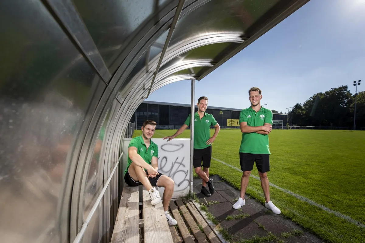 Gehören zum Inventar des FC Brüttisellen-Dietlikon: Lucca, Dario und Ricco Krebs., Dario Krebs (vorne) zählt seit Jahren zu den Leistungsträgern., Die Gebrüder Krebs fühlen sich auf dem Sportplatz Lindenbuck wohl.