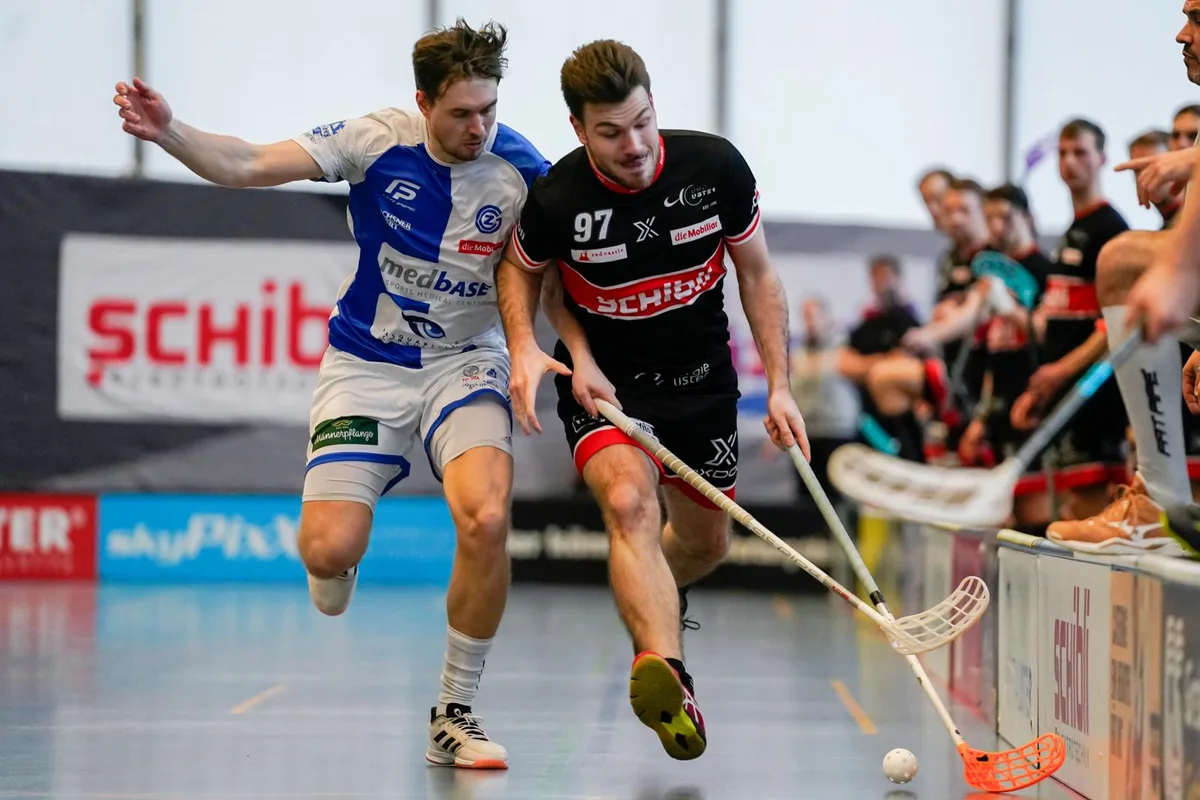 sport_09022020_unihockey_crm_10_preview Interkantonales Duell: Der Ustermer Nicola Heierli (rechts) im Zweikampf mit GC-Spieler Moritz Mock., Die Laupner Frauen (Tamara Fritschi, links) steigen im September in ihre dritte NLA-Saison., Neu jubeln auch die Floorball Riders in der höchsten Liga über ihre Tore.