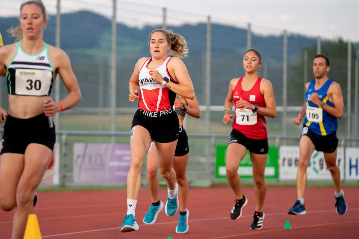 Die Dürntnerin Alissa König beim Leichtathletik-Meeting in Wetzikon von Anfang Juni., Die Hinwilerin Jasmin Weber konnte nur wenig Lauftraining bestreiten.